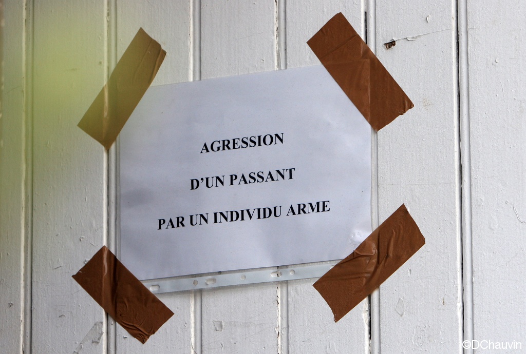 2008-04-10-permis-ok (28).jpg - On a mis les pansements qui nous restaient ! Ce con il nous a fait une septicémie. Va savoir pourquoi. 