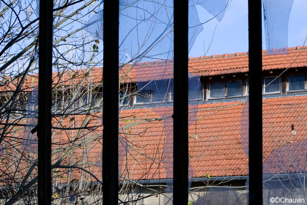 2008-12-caserne-ok (113).jpg - Avec les grilles, au bout d'un moment, on ne sait plus si on est dedans ou dehors !  
