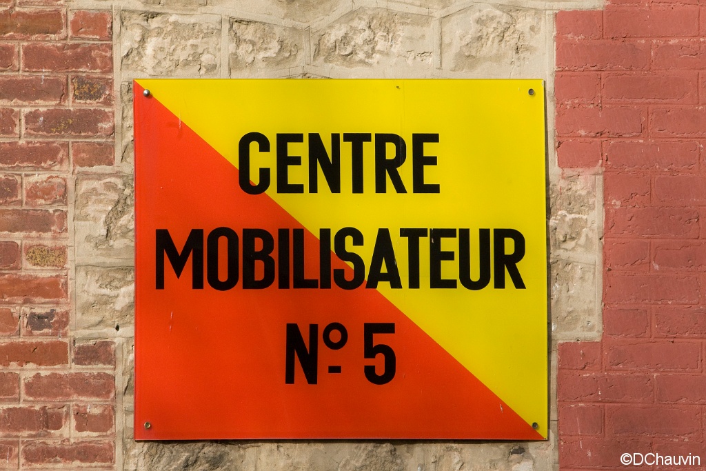 2008-12-caserne-ok (137).jpg - Le colonel, Coco pour les intimes, inventa pour la gente soldatesque, un élixir divin pour aller au combat.  Ce divin nectar, fut étrenné lors de la guerre 40, la fameuse traversée de la Manche dit le Channel. Poussés par les allemands, par l'odeur alléchés,  nos amis les English s'en tirèrent de justesse.  Voici donc ce qu'il reste du centre de fabrication du Channel number 5.  