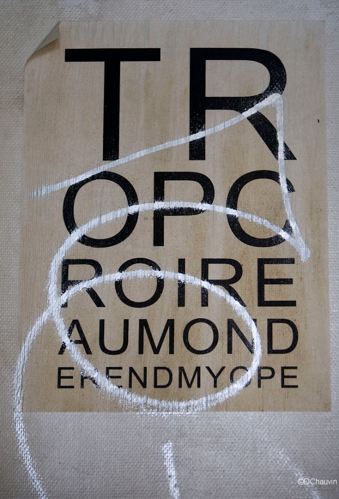 2008-12-caserne-ok (91).jpg - Il faut toujours se méfier des myopes !  Quand je faisais mes classes en 1966 dans la région de Metz, il y avait Vernier un grand myope qu'était la bête noire du juteux. Un soir , pour l'humilier, il avait placé Vernier de garde en haut du grand mirador , avec l'ordre de tirer sans sommation sur tout ce qui bougeait. Il avait fait de belles gorges chaudes avec les autres sous of, en expliquant qu'il traverserait la caserne en sifflotant la Marseillaise.  Et bien Vernier tu me croiras si tu veux, il lui a logé une balle dans la fémorale à 200m. Le temps des casernes.  